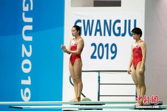 7月15日，在韩国光州举行的2019光州游泳世锦赛女子双人3米跳板决赛中，中国组合施廷懋/王涵以342.00分的成绩获得冠军。图为中国选手施廷懋(右)/王涵在比赛中。/p中新社记者 韩海丹 摄