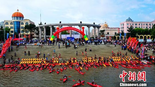 18日，2019泛舟中国·中俄户外皮划艇大会(饶河·乌苏里江段)比赛在饶河开赛。　方海亮 摄