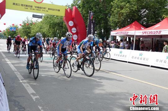 19日，黑龙江·塔河第四届森林自行车赛在塔河开赛。邱贺岩提供