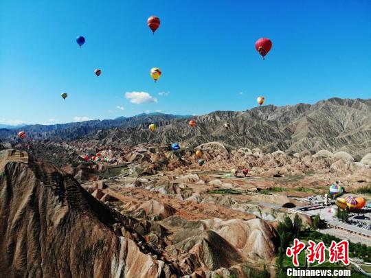 图为热气球飞越丹霞上空。　杨艳敏 摄